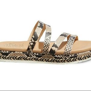 VINCE CAMUTO SLIP ON SANDAL SIZE 6